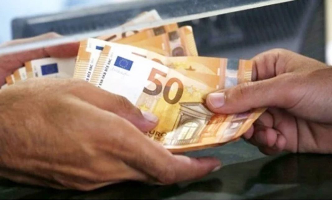 Ευρώ πληρωμές συντάξεις μισθοί επιδόματα